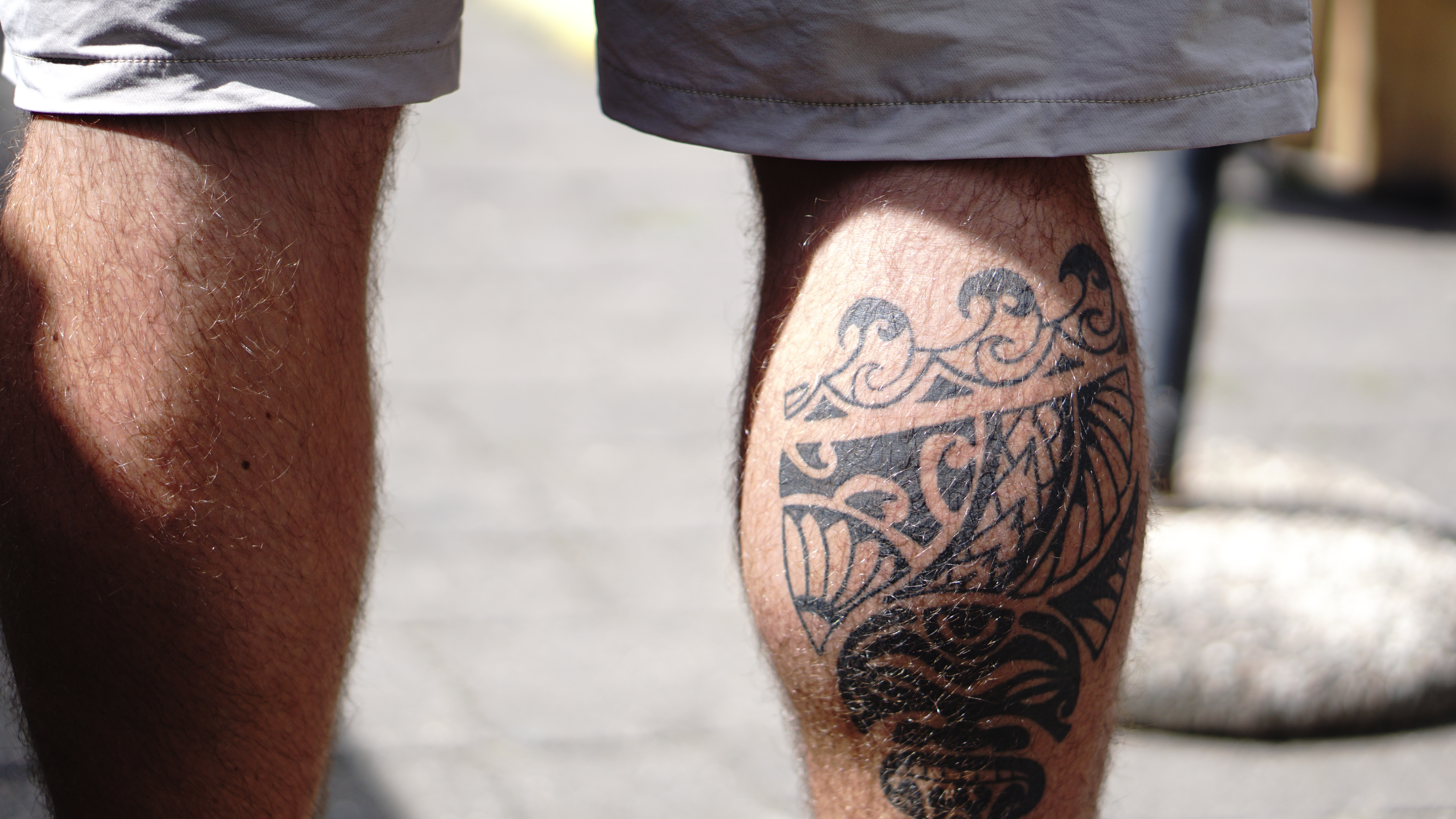 Surfoloog het echte surfen Mike Ruissen kuit tattoo